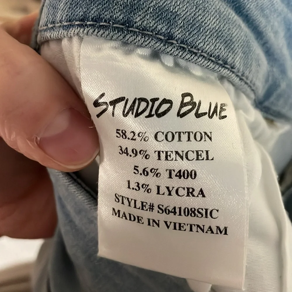 Studio Blue size 32 light wash super stretchy distressed straight leg jeans